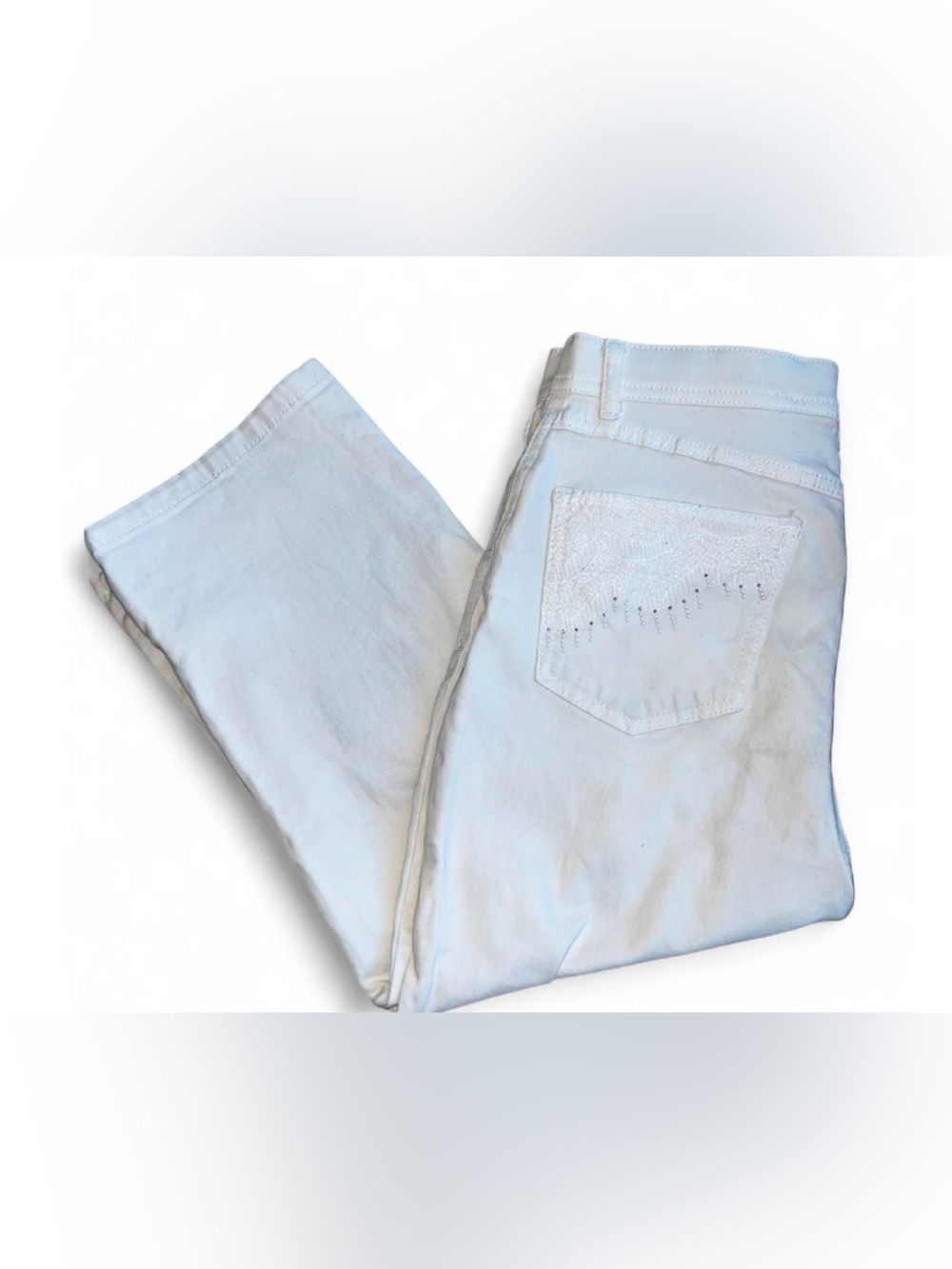 Gloria Vanderbilt  Women's White capri Jeans with Embellished Back Pocket